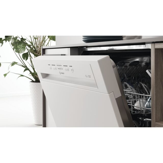 Indesit I3BL626UK Semi Integrated Dishwasher: Full Size, White Colour